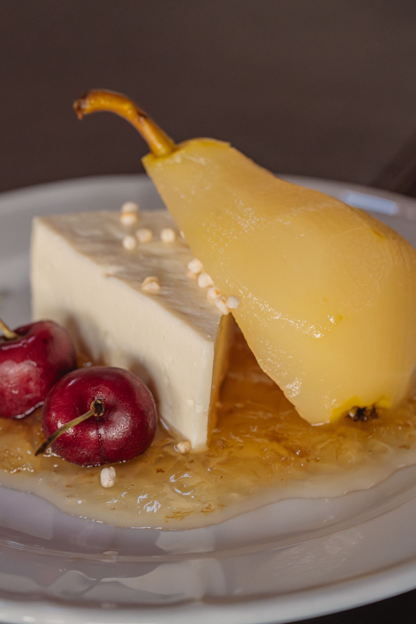 Queso de cabra con dulce de cayote, cerezas, pochoclo de quinoa y peras al torrontes