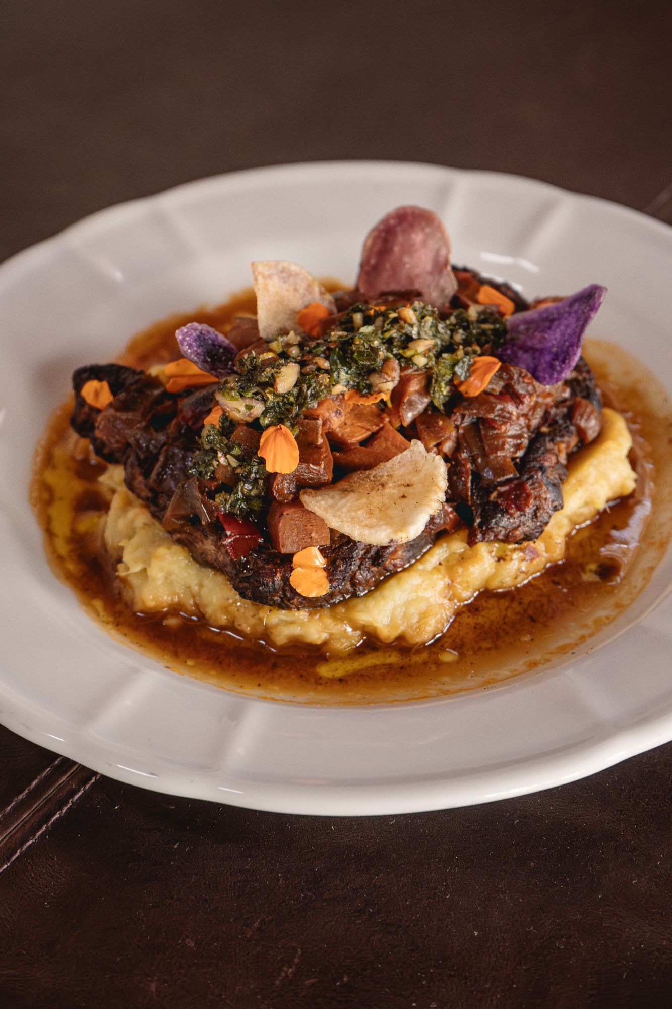 Lomo de ternera braseado con puré de boniato, gremolatta y chips de papas andinas