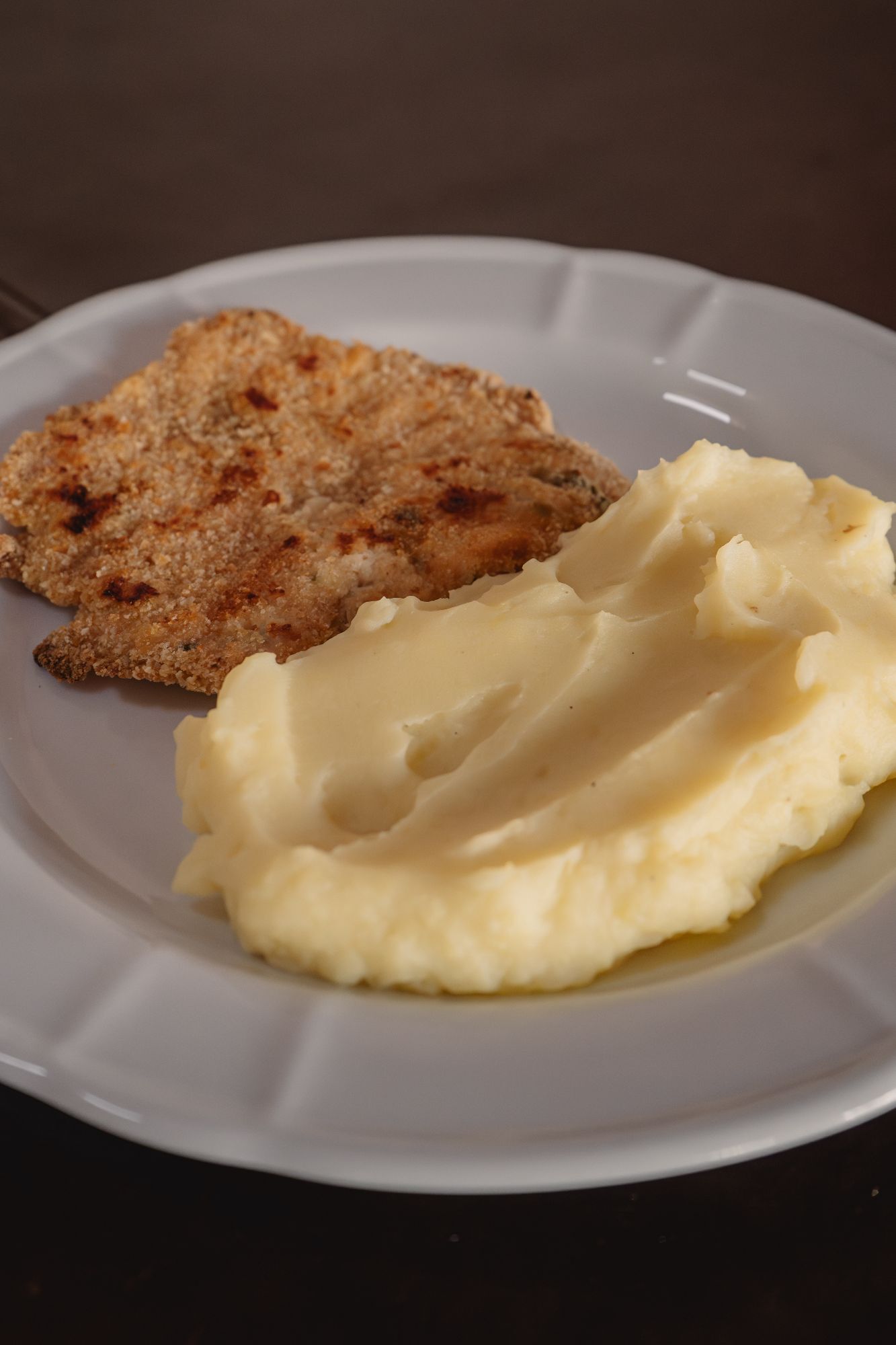 Milanesa de pollo con puré de papa