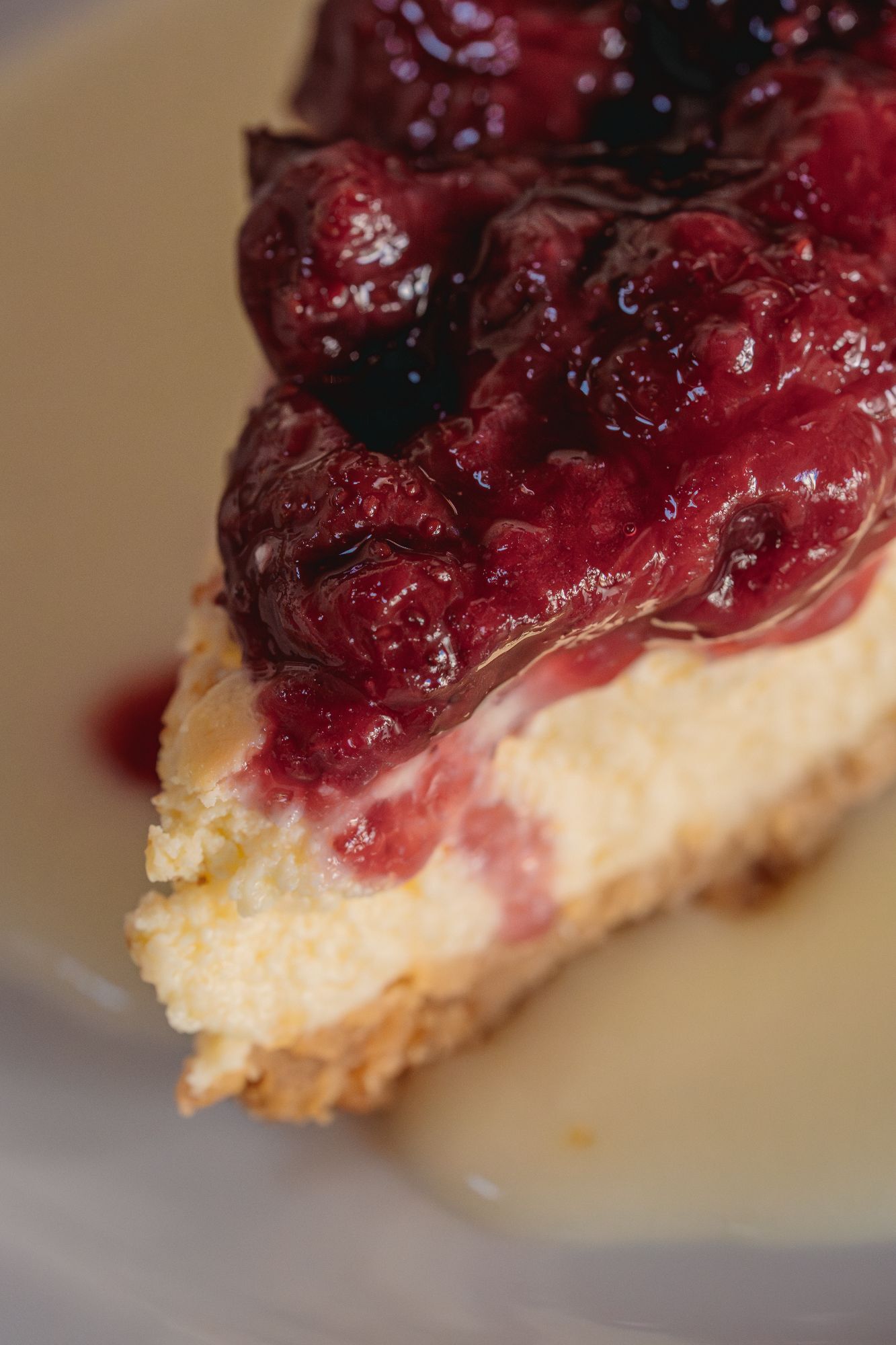 Tarta de queso, ricota, frutos rojos y cremoso de limón