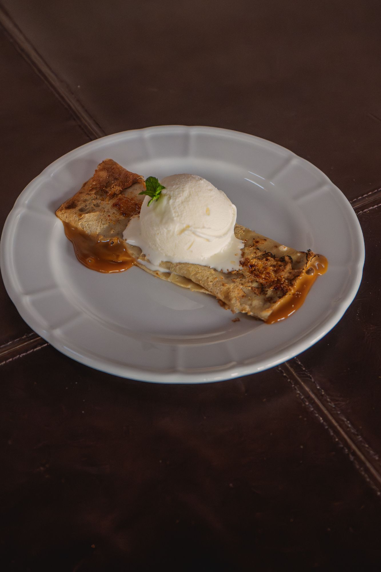 Panqueque de quinoa con dulce de leche caramelizado y crema helada