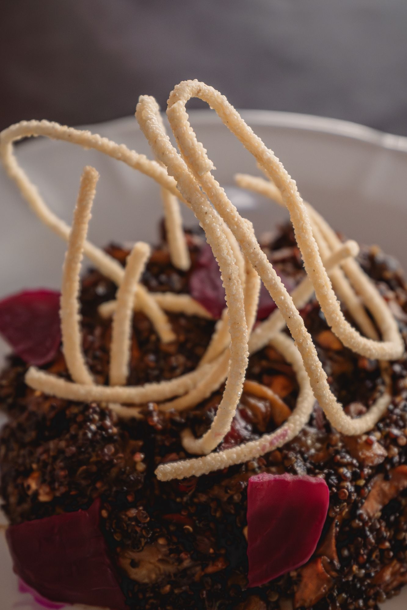 Salteado de quinoa con vegetales, pollo, jengibre, maní, salsa de soja, crocante de quinoa y maiz