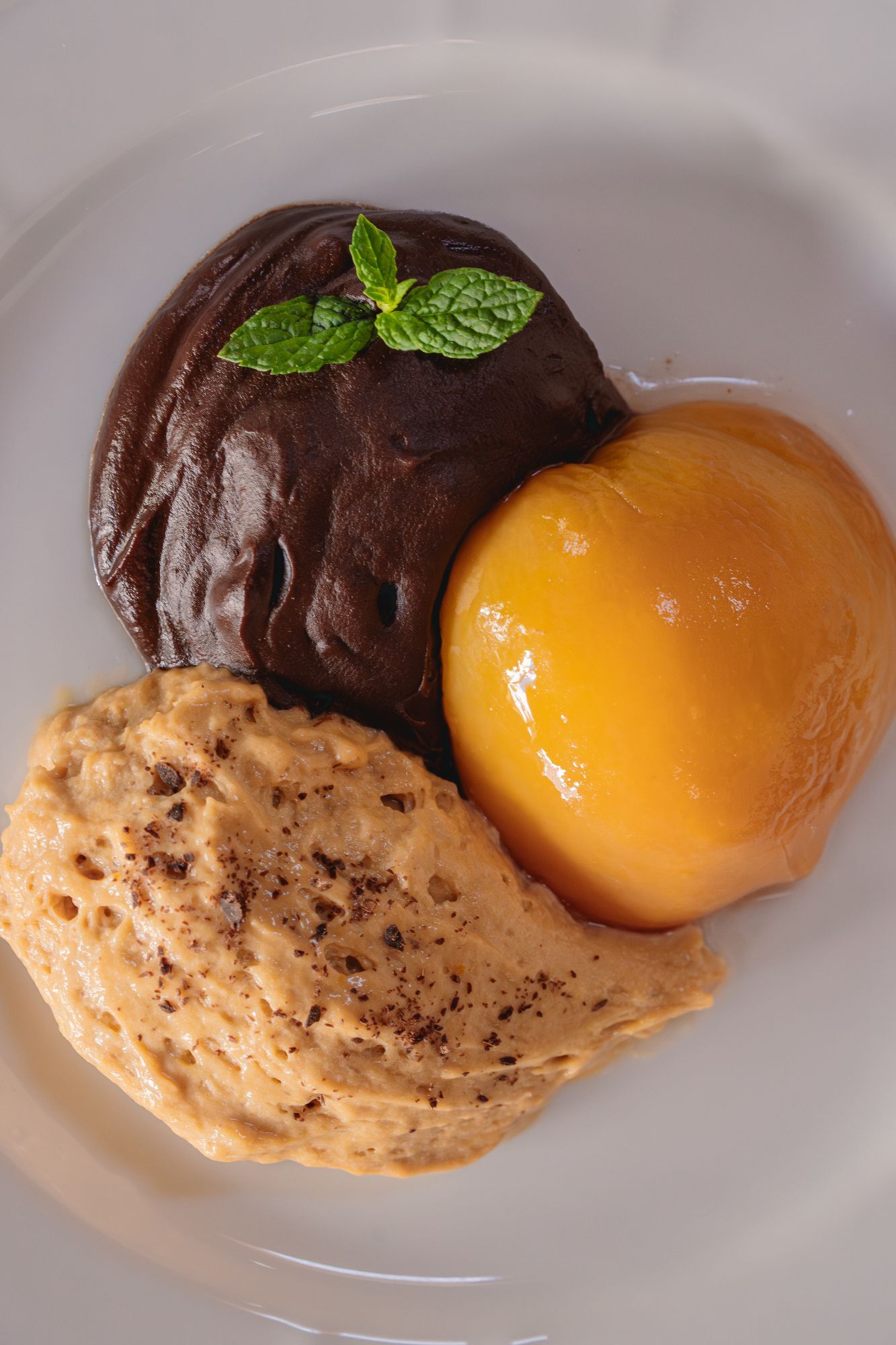 Mousse de dulce de leche con cuaresmillos y ganache de chocolate amargo y naranja