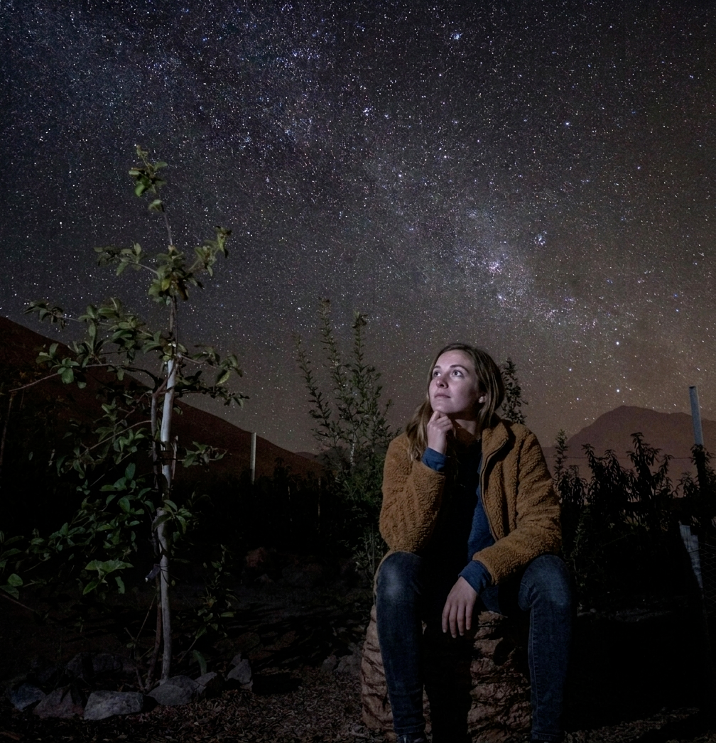 Telescopio apuntando al cielo nocturno