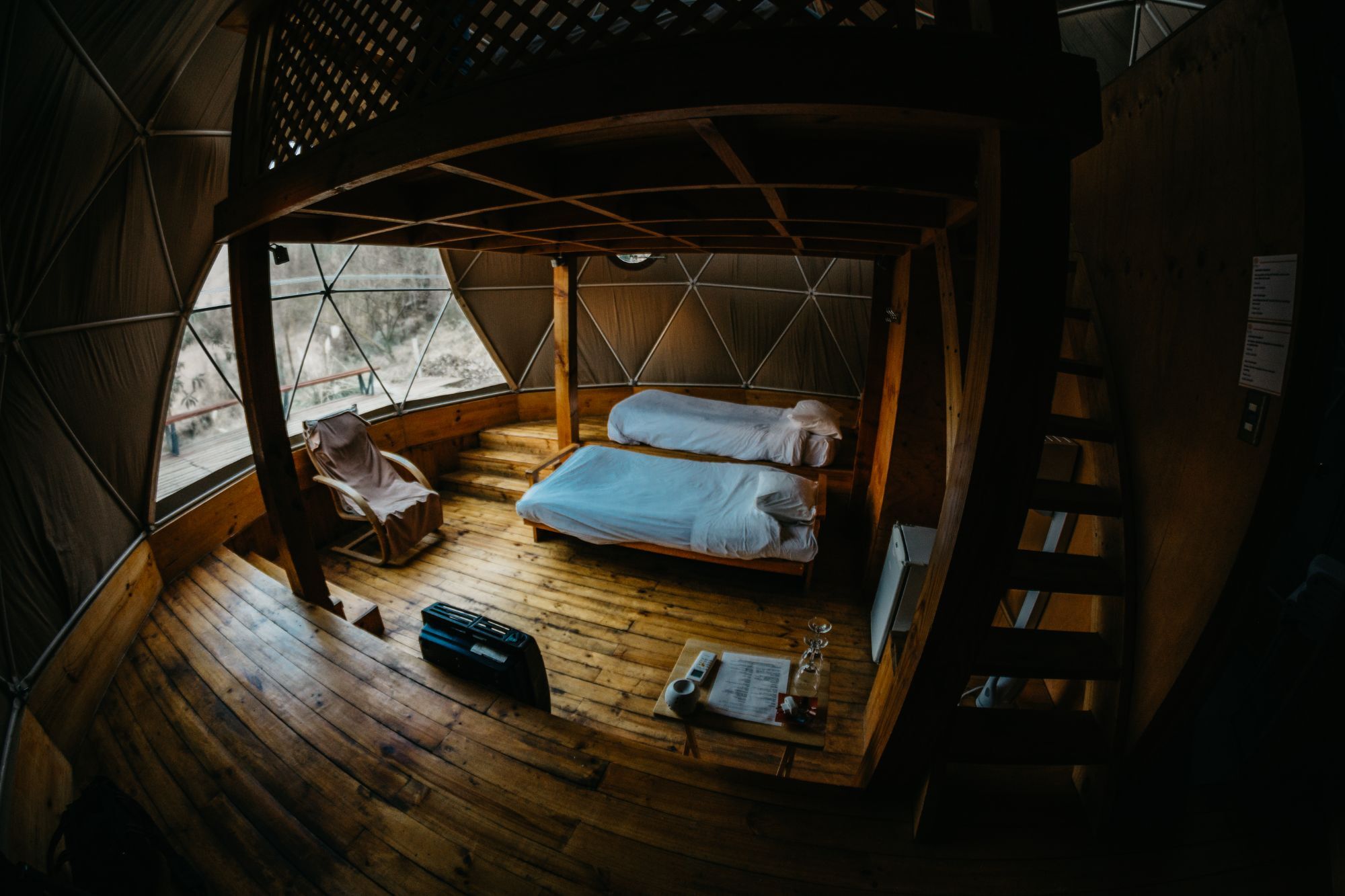 Sala de estar dentro del domo