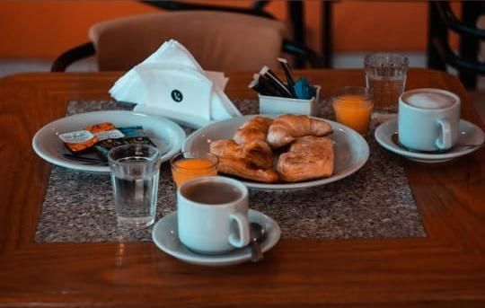 Detalle de mesa servida en restaurante elegante
