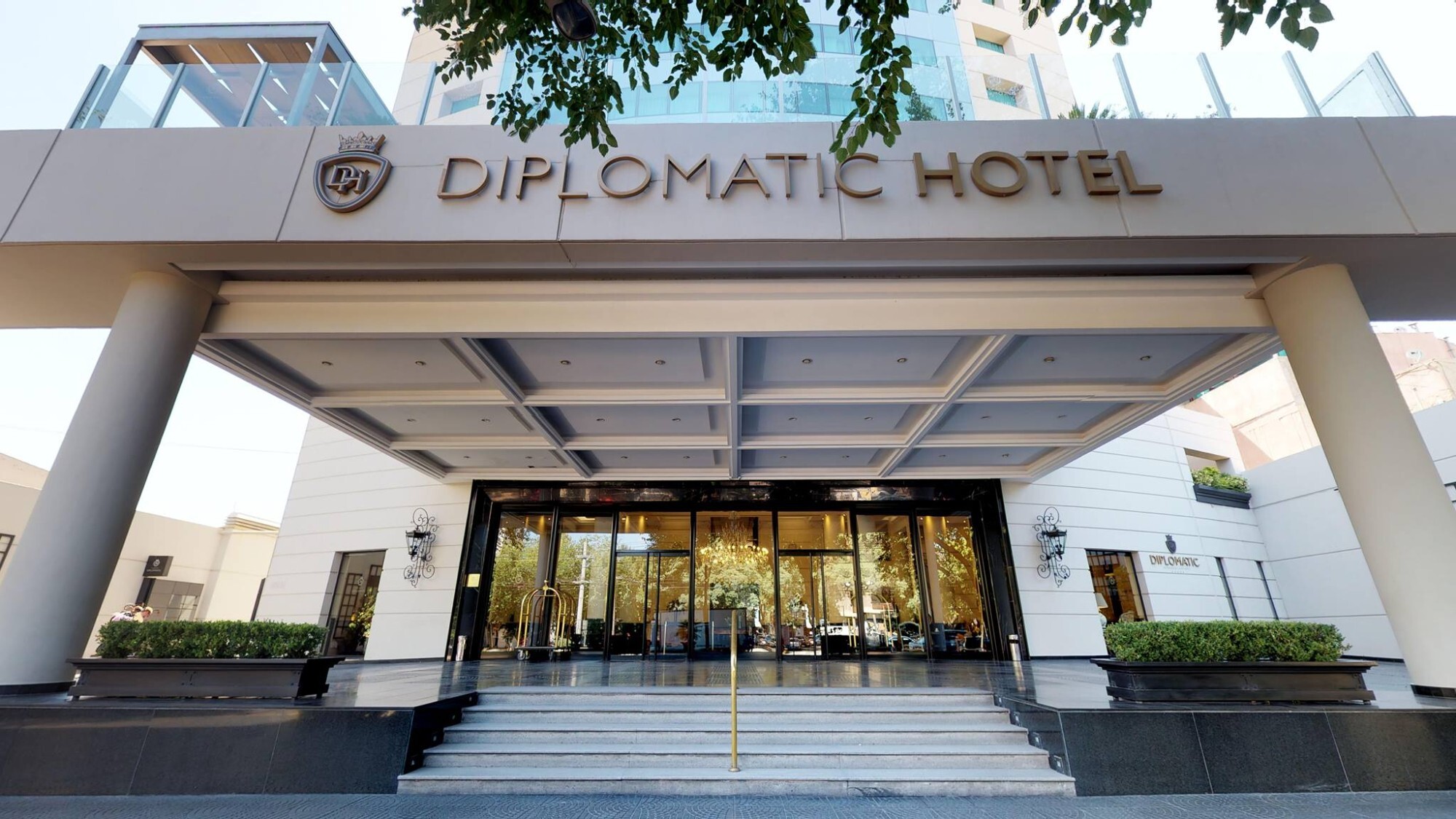 Fassade des Diplomatic Hotels in Mendoza bei Sonnenuntergang