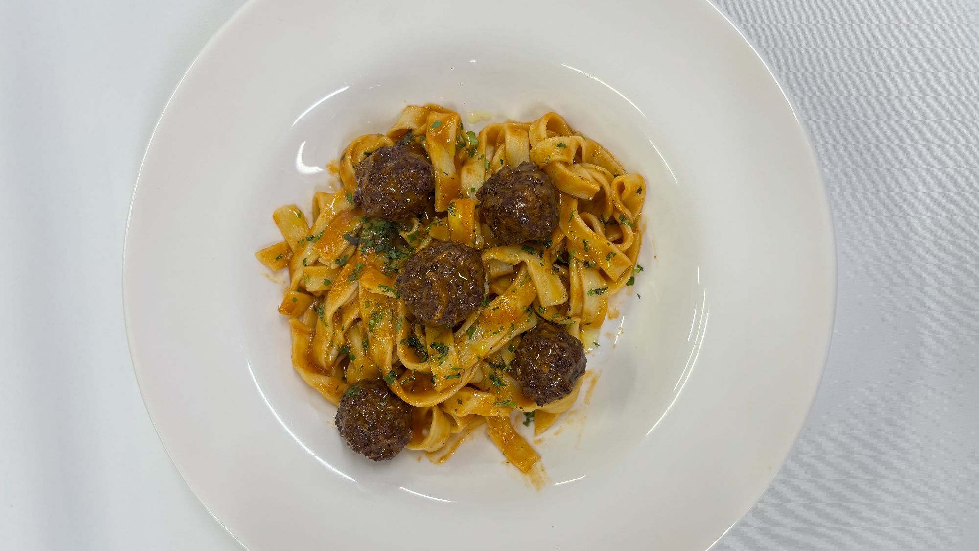 Tagliatelle con albóndigas